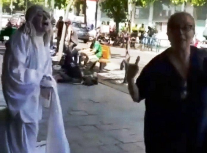 Una estatua viviente insultó a Macri y se peleó con una mujer