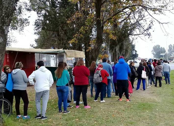 Largas colas en el camión de Precios Justos