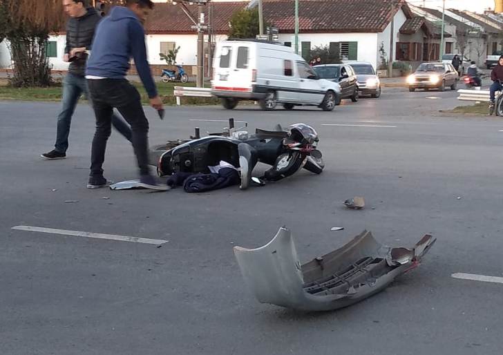 En otro violento choque, un motociclista se salvó por el casco