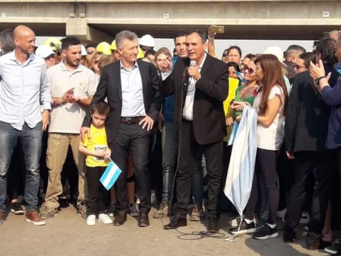 Macri visitó Arrecifes y recorrió la obra de la autopista 8 con Olaeta