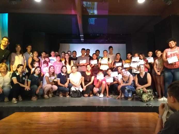 Entrega de certificados de los talleres sedes CAPS y CIC