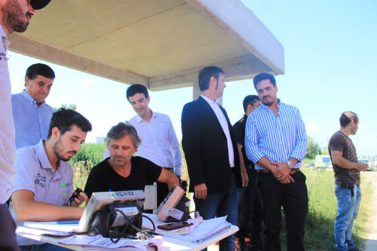 Marcos trabajando con el transporte y la seguridad vial