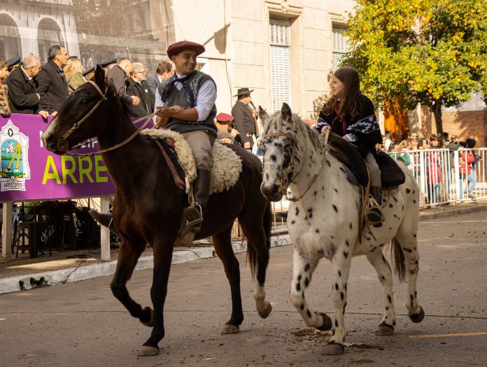 Entusiasta y multitudinario acto del 25 de Mayo
