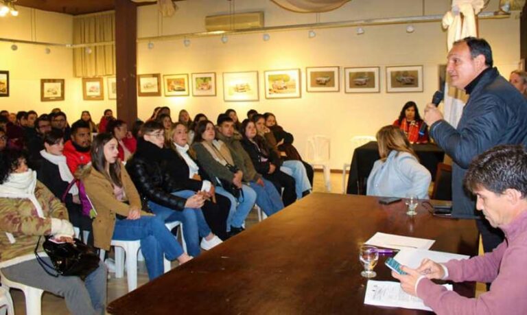 Entregaron 339 becas y están en estudio otras 90