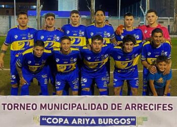 FÚTBOL: EL VIENTO LOS AMONTONA