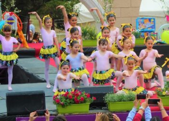 Multitudinario festejo de la primavera en Plaza Mitre