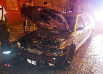 Se incendió un auto en la calle