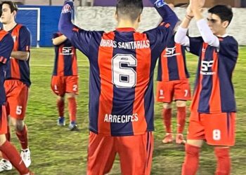 Villa goleó y se subió a la punta