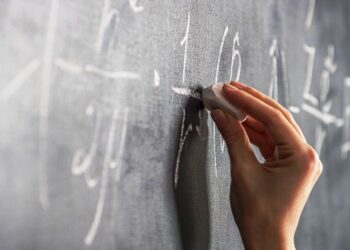 AMENAZAN A DOCENTE POR NO DEJARLE USAR EL CELULAR AL HIJO