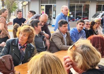 Santilli charló con vecinos que resultaron no ser vecinos