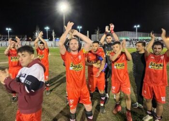 Villa goleó y se subió a la punta