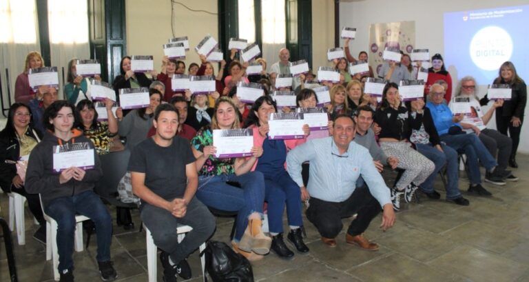 Entrega de certificados del Curso de Computación para adultos