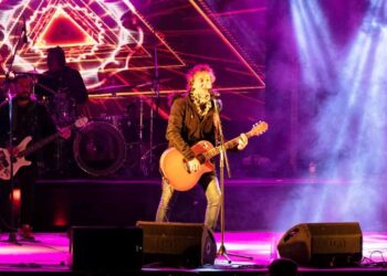 Brillante presentación de Calamaro en la Fiesta del Automovilismo