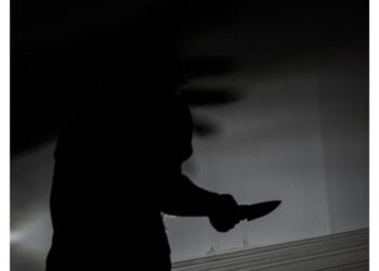 Fueron a la casa, lo amenazaron y le arrojaron piedras