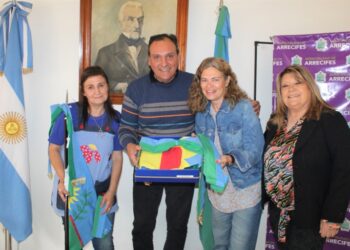 Entrega de banderas a la Escuela 14 y al Jardín 5