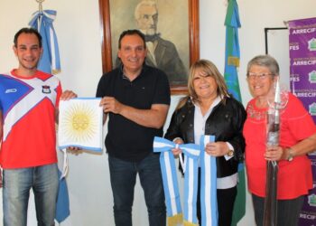 Olaeta entregó una bandera al Gutiérrez