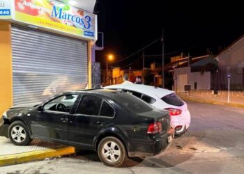 Por qué dos autos casi se meten en un supermercado