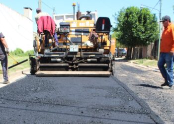 Asfaltan calles en barrio El Lago