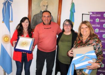 Entregaron una bandera de ceremonia a la Escuela Agraria
