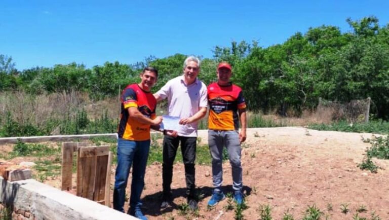 Eterovich entregó un subsidio de 900 mil pesos al Adventure Group