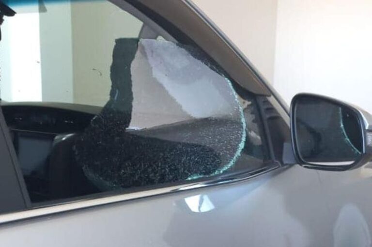 Le rompieron la ventanilla a trompadas