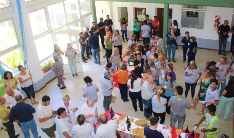 El intendente Olaeta brindó con el personal municipal