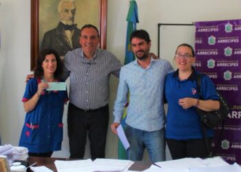 Entrega de subsidio a la Escuela 6