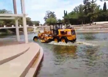Limpiaron la losa del río en el Balneario