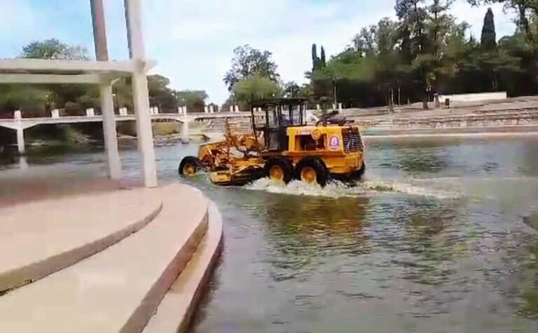 Limpiaron la losa del río en el Balneario