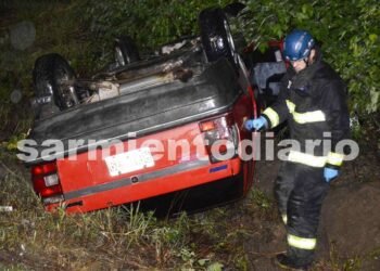 VIDEO: Vuelco en ruta 8 en el ingreso a Sarmiento