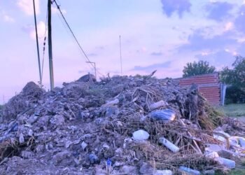 Sacaron la basura del arroyo y la dejaron afuera