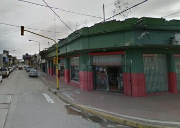 Robaban en un negocio y los agarraron