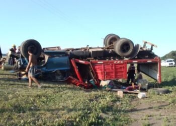 Arrecifeños heridos al volcar un camión