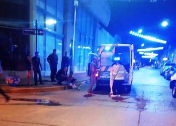 Choque entre moto y auto en la madrugada
