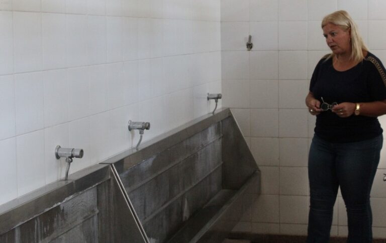 Reparación de baños en la Escuela Normal