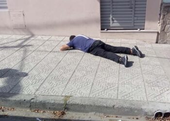 Dormía en la vereda, lo despertaron y reaccionó mal