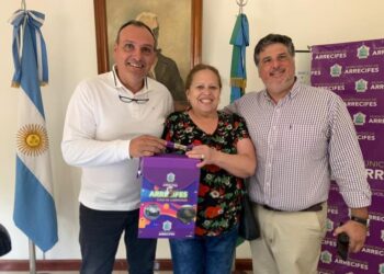 Olaeta recibió a empleada municipal que se jubiló