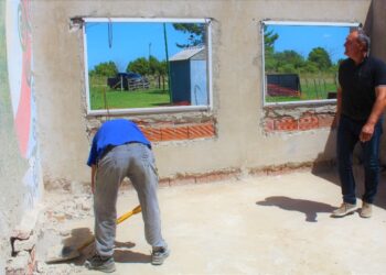 Olaeta recorrió las nuevas aulas de Cañada Martha