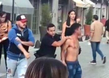 VIDEO. A las trompadas contra la policía