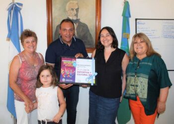 Olaeta recibió a la microbióloga Arabela Cuirolo y le entregó un particular reconocimiento