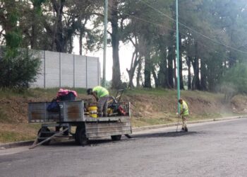 Polémica entre la Municipalidad y la Comisión de Seguimiento de Obras por el bacheo en la Avenida Belgrano