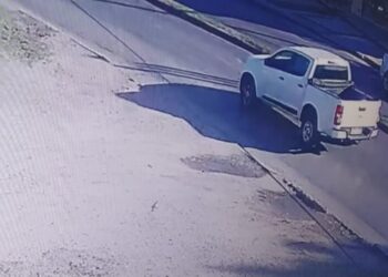 Denuncian que intentan subir a chicos en una camioneta en la puerta de escuelas
