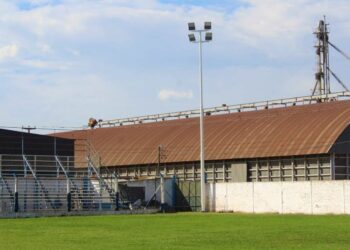 Pablo Zabaleta donó iluminación LED para el Estadio Municipal