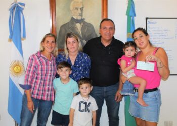 Olaeta entregó un subsidio a la escuela de Todd