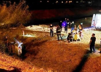 Vuelco y caída a un desagüe en ruta 8