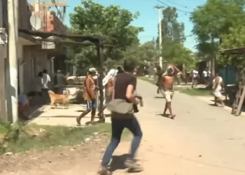 VIDEO. Vecinos del nene asesinado en Rosario atacaron a un presunto narco vinculado a la balacera