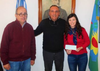 Olaeta entregó un subsidio a la Escuela Agraria
