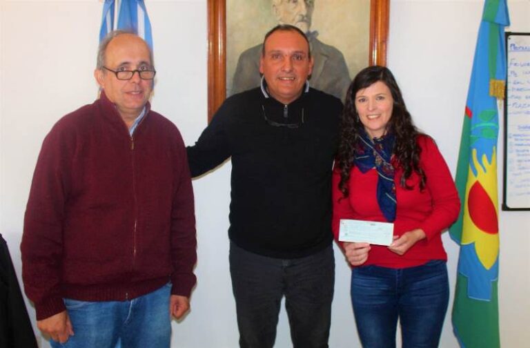 Olaeta entregó un subsidio a la Escuela Agraria