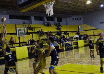 Básquet: Alianza golpeó a domicilio a Comu y es único puntero