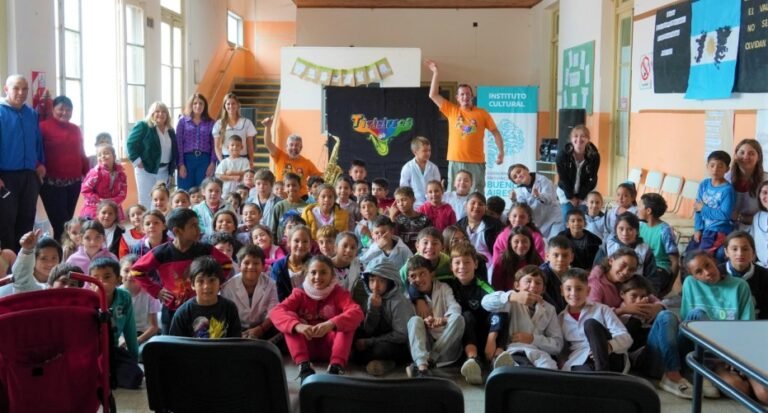 El espectáculo “Los Titirifeos” se presentó en la Escuela 1